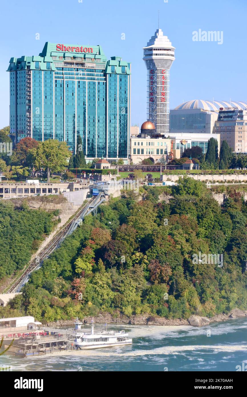 Das Sheraton Fallsview Hotel und ein Casino befinden sich neben dem Hotel auf der kanadischen Seite der Niagarafälle, von der amerikanischen Seite aus gesehen Stockfoto