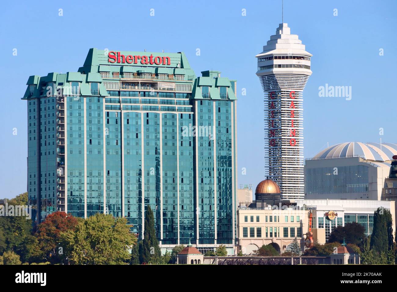 Das Sheraton Fallsview Hotel und ein Casino befinden sich neben dem Hotel auf der kanadischen Seite der Niagarafälle, von der amerikanischen Seite aus gesehen Stockfoto