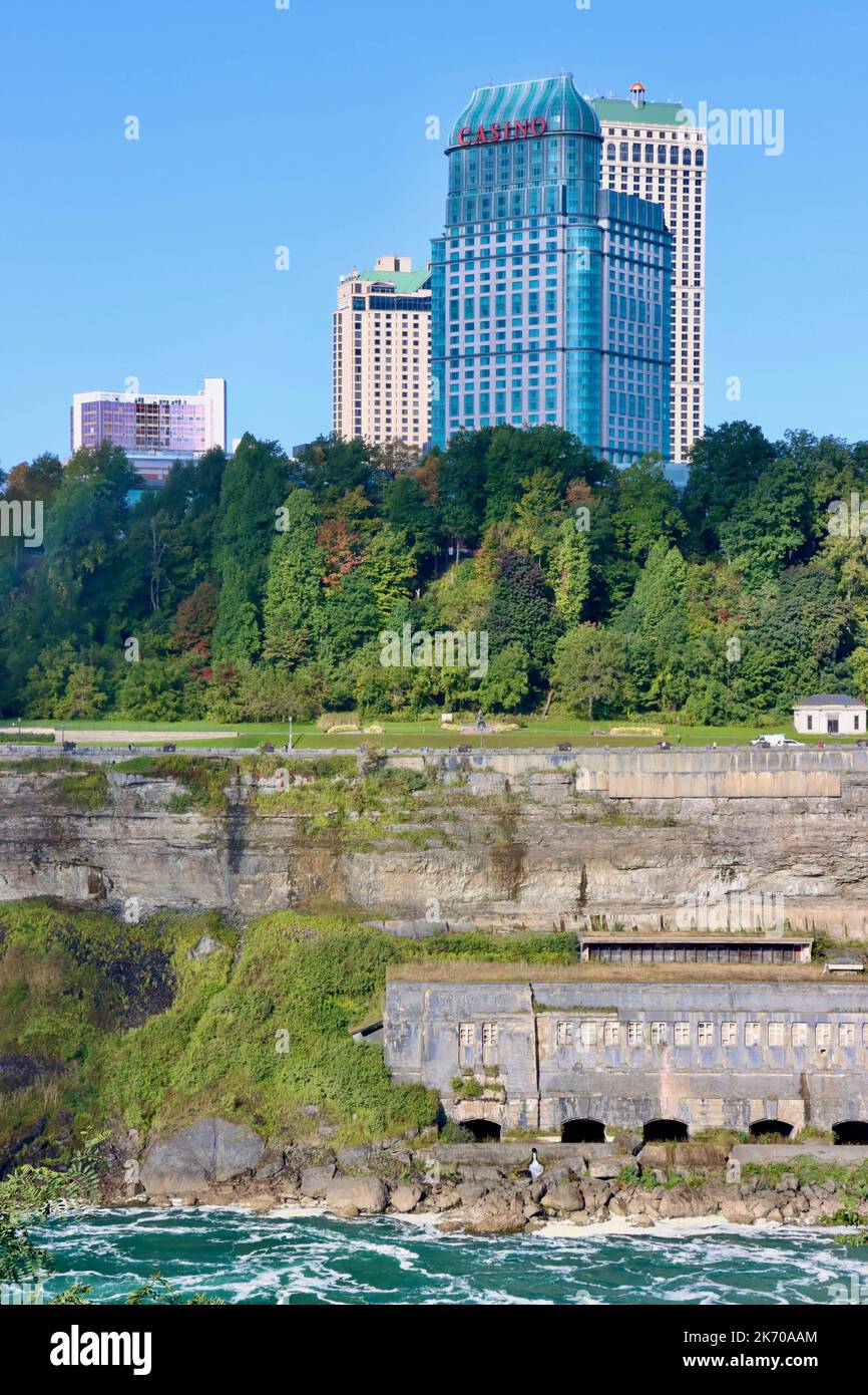 Casino auf der kanadischen Seite der Niagarafälle von der amerikanischen Seite aus gesehen Stockfoto