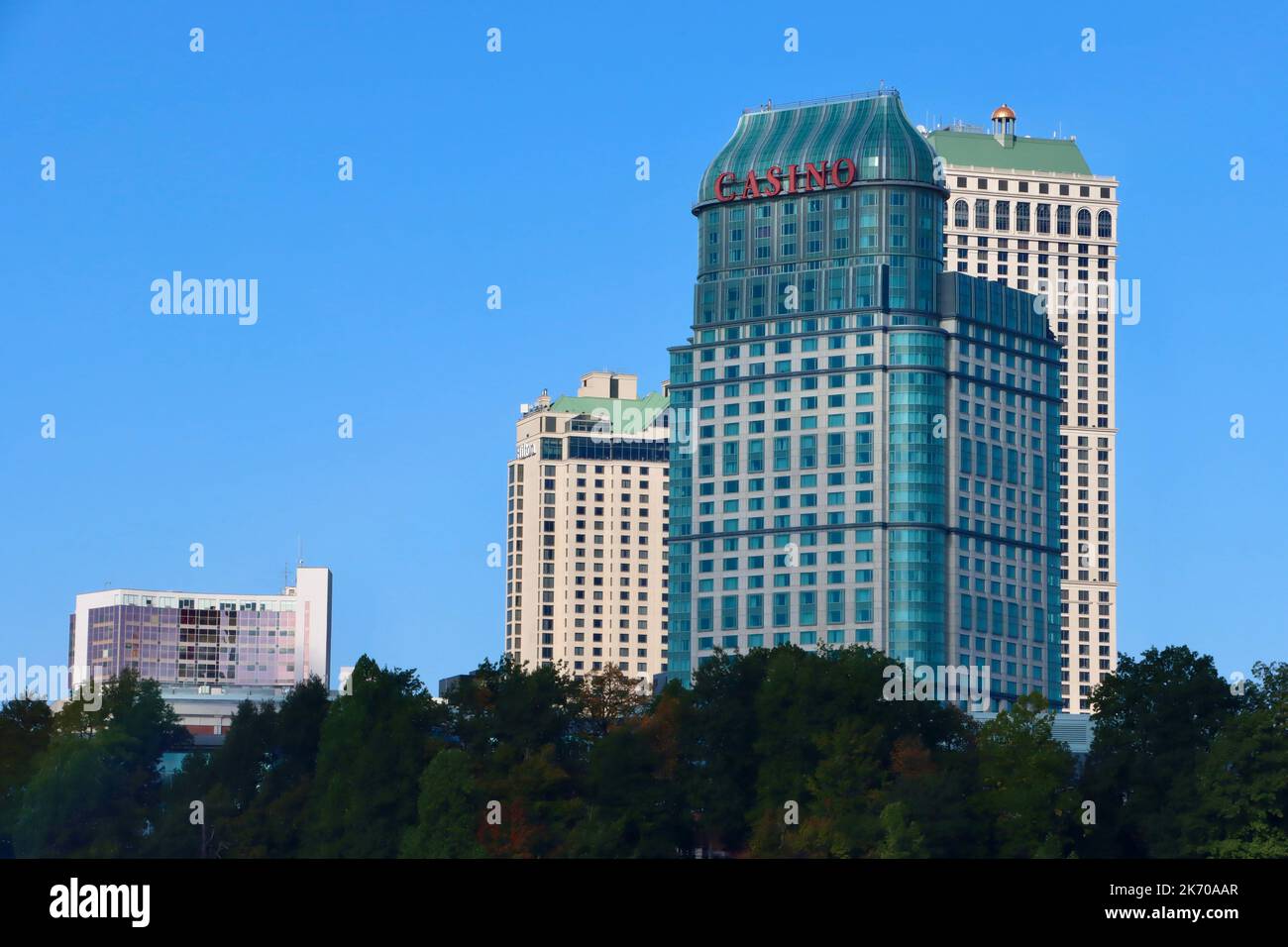 Casino auf der kanadischen Seite der Niagarafälle von der amerikanischen Seite aus gesehen Stockfoto
