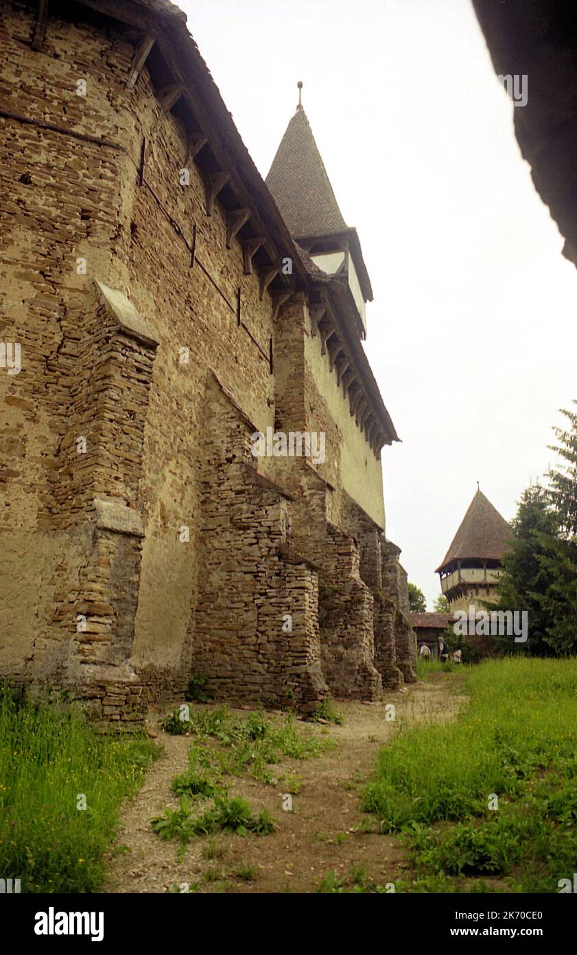 Meșendorf, Kreis Brasov, Rumänien, 2002. Die Befestigungsanlagen aus dem 14.. Jahrhundert rund um die evangelische Kirche. Stockfoto