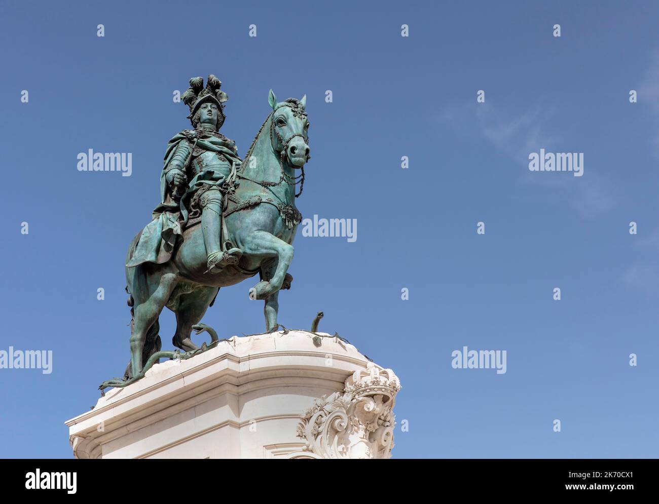 Bronzene Reiterstatue von König Jose I. im Praca do Comercio, Lissabon, Portugal mit Kopierraum Stockfoto