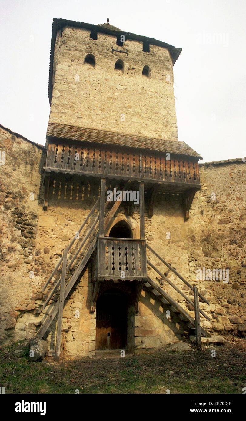 Cața, Kreis Brasov, Rumänien, ca. 2000. Turm und befestigte Mauern um die evangelische Kirche aus dem 14.. Jahrhundert. Stockfoto