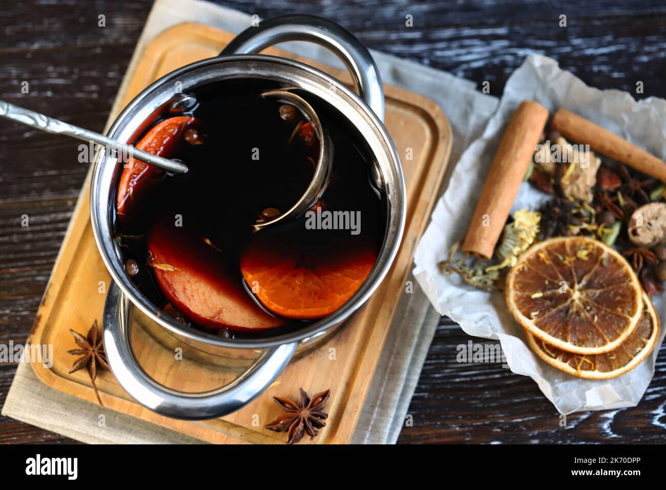 Kochtopf mit heißem Glühwein. Gewürze und Zitrusfrüchte. Weihnachtsgetränke. Kochen Glühwein. Stockfoto