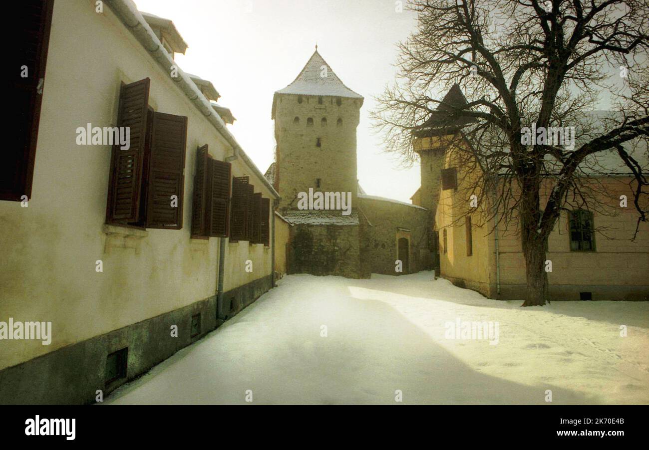 Cața, Kreis Brasov, Rumänien, ca. 2000. Turm und befestigte Mauern um die evangelische Kirche aus dem 14.. Jahrhundert. Stockfoto