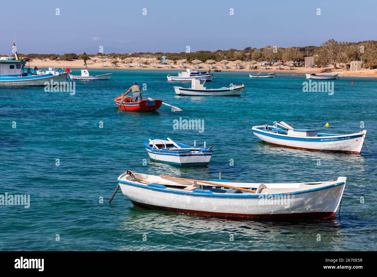 Bunte Boote im blauen Wasser auf Amorgos, griechischen Inseln Stockfoto