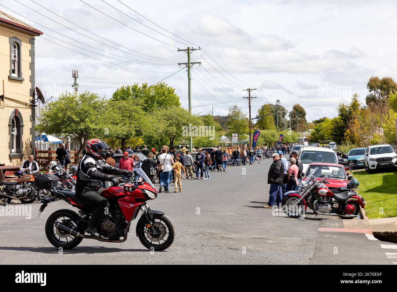 Orange Motorradclub für klassische und Cafe Racer Bikes versammeln sich in Millthorpe Village, einem historischen Dorf in New South Wales, Australien, Frühlingstag Stockfoto