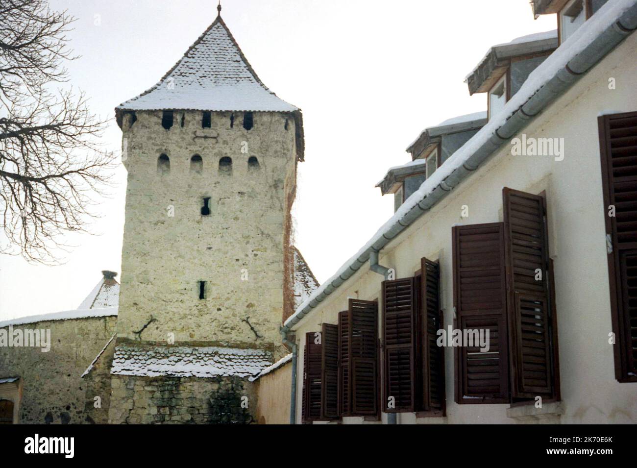 Cața, Kreis Brasov, Rumänien, ca. 2000. Turm und befestigte Mauern um die evangelische Kirche aus dem 14.. Jahrhundert. Stockfoto