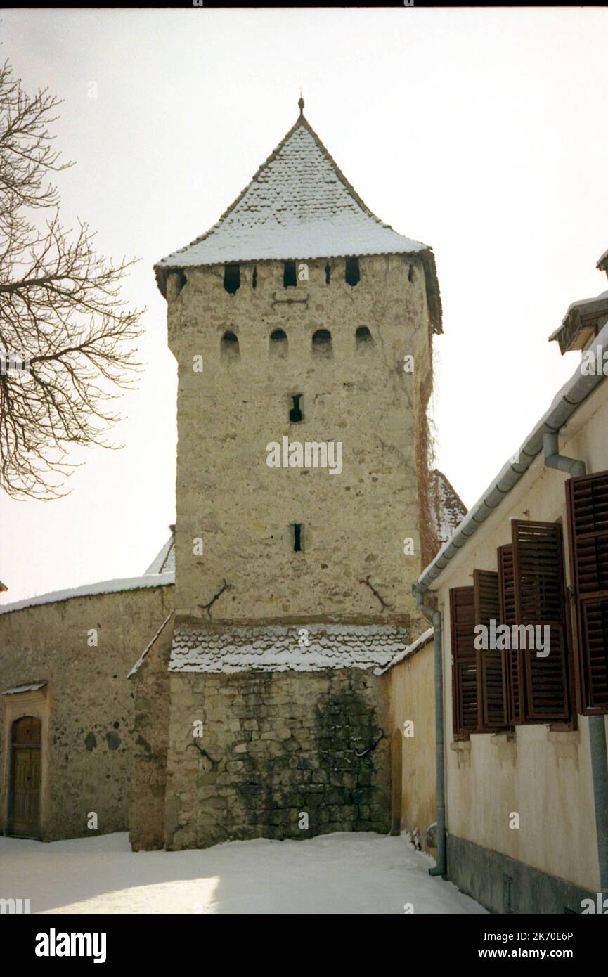 Cața, Kreis Brasov, Rumänien, ca. 2000. Turm und befestigte Mauern um die evangelische Kirche aus dem 14.. Jahrhundert. Stockfoto