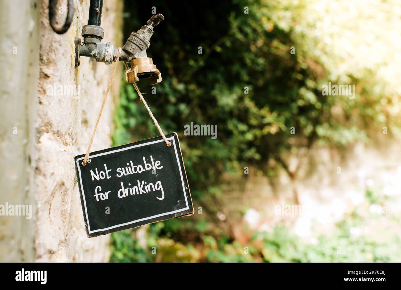 Wasserhahn mit einem Schild, auf dem steht, dass er nicht zum Trinken geeignet ist Stockfoto