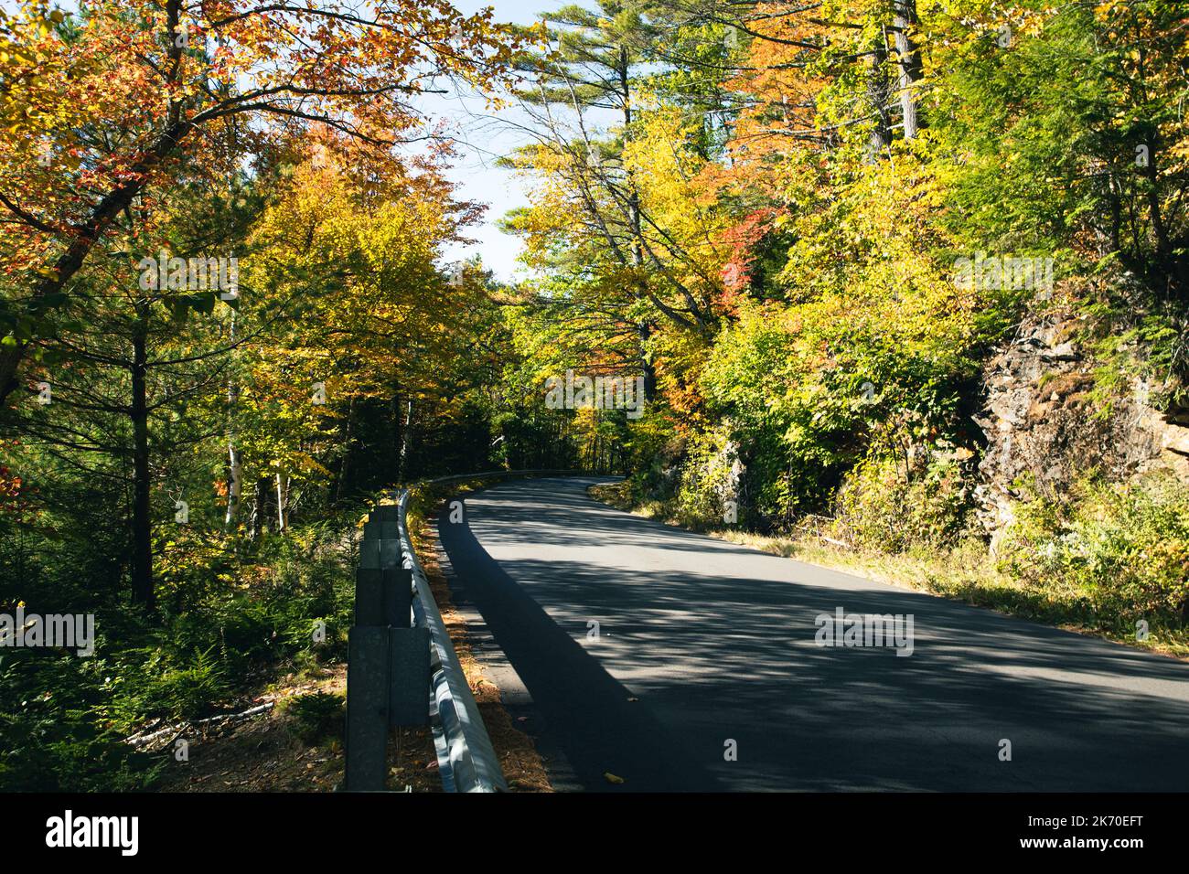 Der Maine Highway 113 windet sich durch die White Mountains in der Nähe von Gilead, Maine. Stockfoto