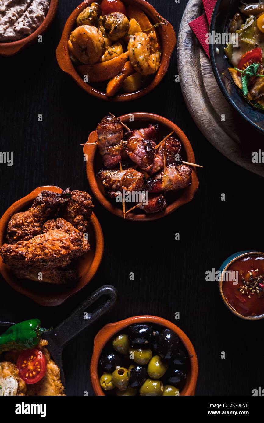 Ansicht von oben auf einem Tisch angeordnete Tapas-Schalen. Stockfoto