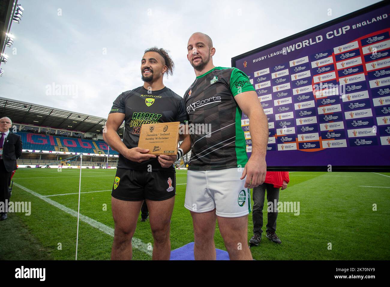 Leeds, Großbritannien. 16. Oktober 2022. ***JamaikaCaptain Ashton Golding und Irland Captain George King während des Rugby League World Cup 2022-Spiels zwischen Jamaica RL und Ireland RL am 16. Oktober 2022 im Headingley Stadium, Leeds, Großbritannien. Foto von Simon Hall. Nur zur redaktionellen Verwendung, Lizenz für kommerzielle Nutzung erforderlich. Keine Verwendung bei Wetten, Spielen oder Veröffentlichungen einzelner Clubs/Vereine/Spieler. Kredit: UK Sports Pics Ltd/Alamy Live Nachrichten Stockfoto