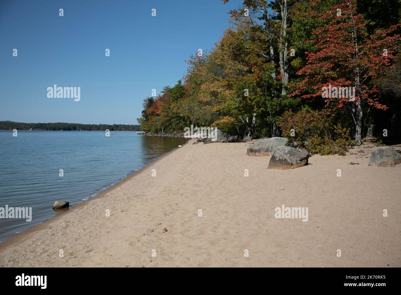 Lebendige Herbstfarben am Sebago Lake Stockfoto