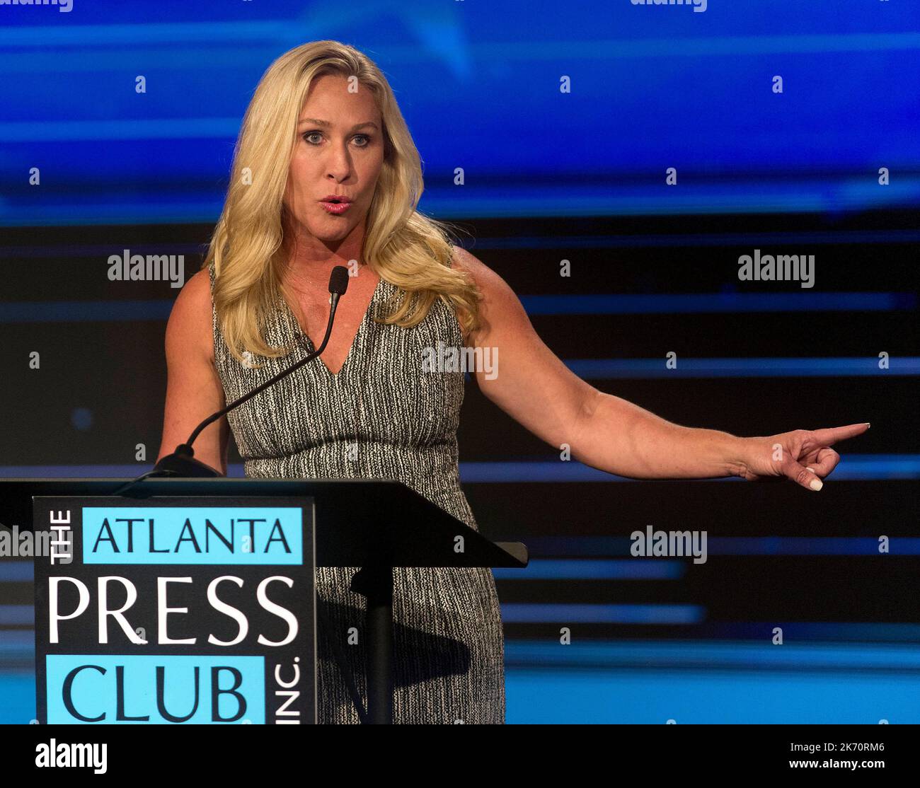 Atlanta, Georgia, USA. 16. Oktober 2022. Die Vertreterin MARJORIE TAYLOR GREENE (D- GA 14) debattiert in der Diskussionsreihe Loudermilk-Young General Election Debate Series des Atlanta Press Club, die in den Studios des Georgia Public Broadcasting stattfand, über ihren demokratischen Gegner Marcus Flowers (nicht abgebildet). (Bild: © Brian Cahn/ZUMA Press Wire) Stockfoto