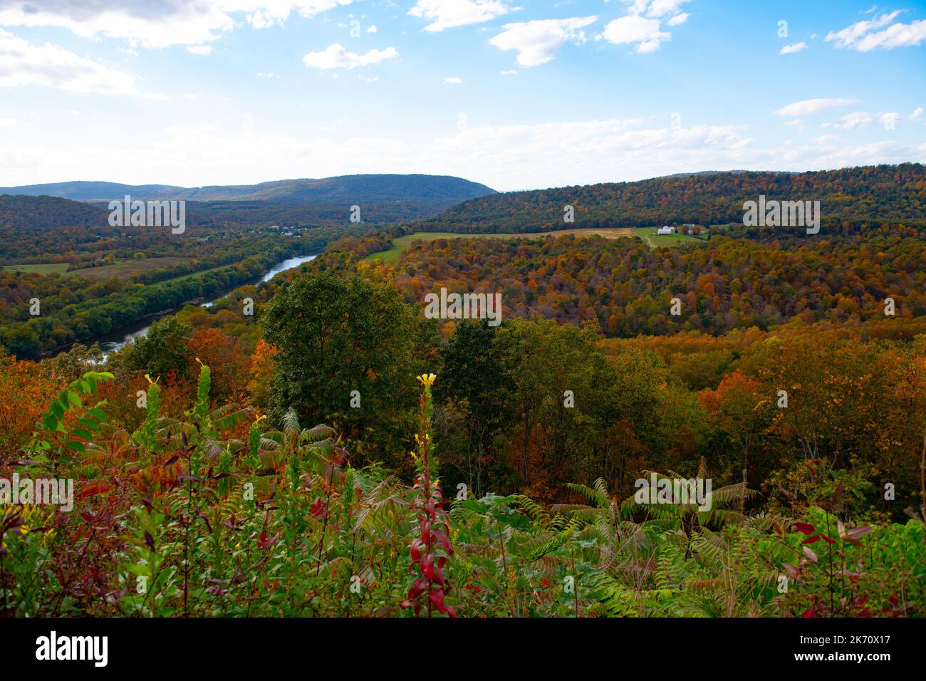 West Virginia WV Herbstansicht mit Blick auf den Cacapon River im Appalachian Mountains Morgan County Stockfoto