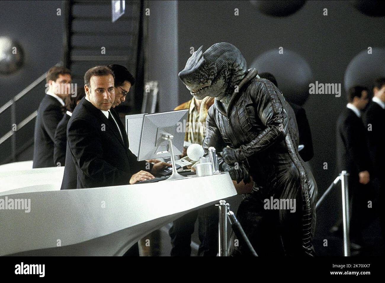 SHARKMOUTH, MÄNNER IN SCHWARZ II, 2002 Stockfoto