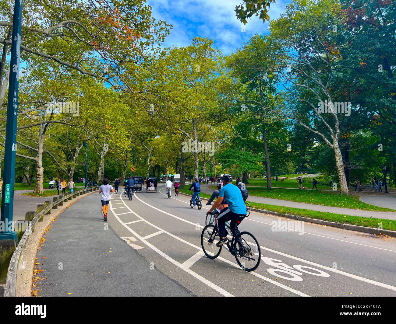 New York City, Usa. 16.. Oktober 2022. Im Herbst kann man im Central Park beim Laufen und Radfahren beobachten. Kredit: Ryan Rahman/Alamy Live Nachrichten. Stockfoto