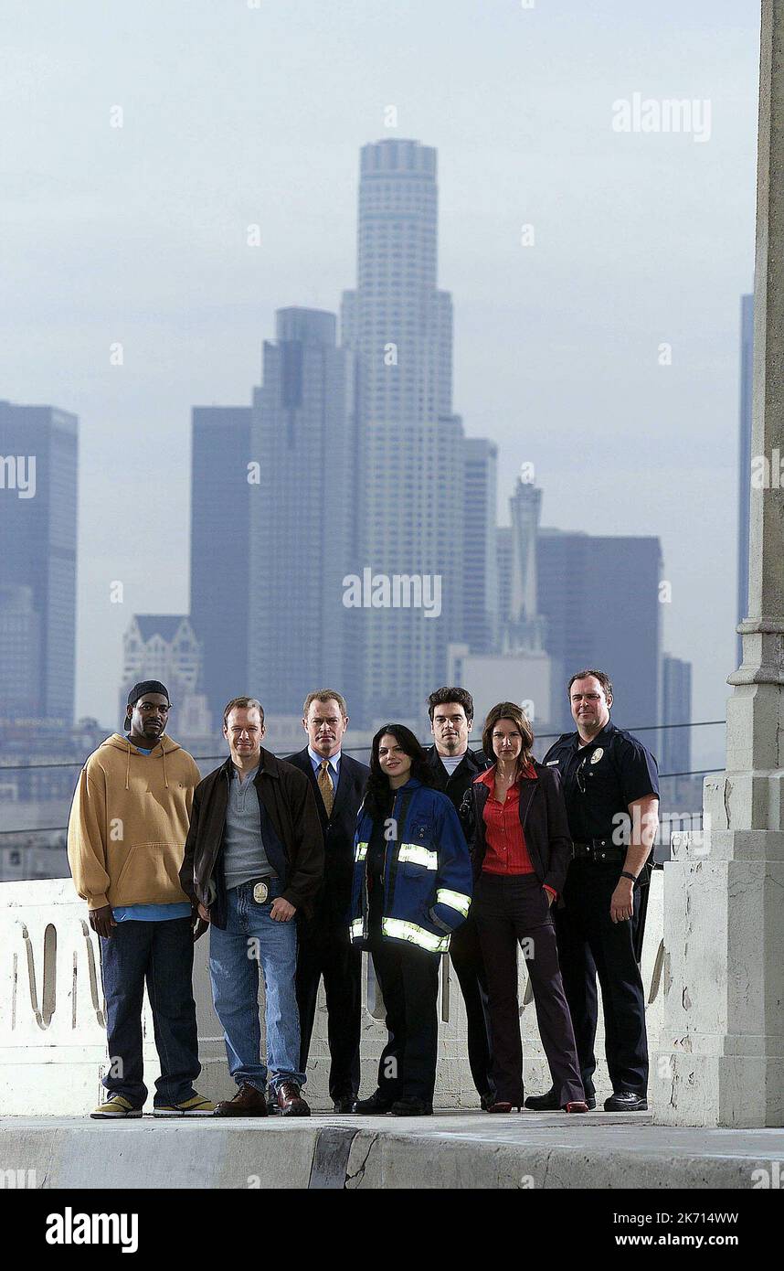 MYKELTI WILLIAMSON, Donnie Wahlberg, NEAL MCDONOUGH, LANA PARRILLA, JASON GEDRICK, NINA GARBIRAS, GARY BASARABA, BOOMTOWN, 2002 Stockfoto