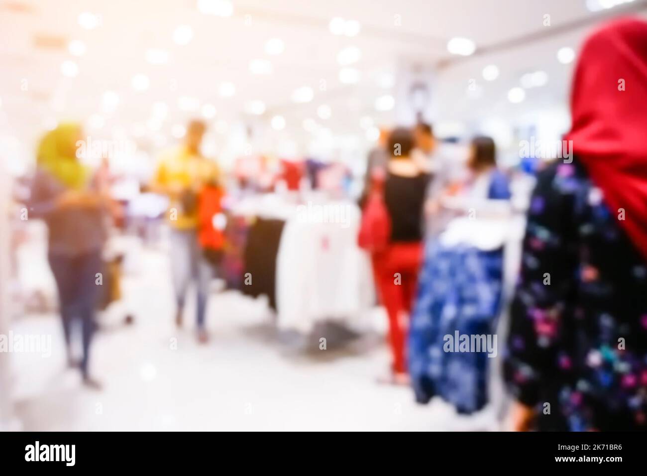Verschwommenes Hintergrundbild von Menschen, die in einem Einkaufszentrum shooping Stockfoto