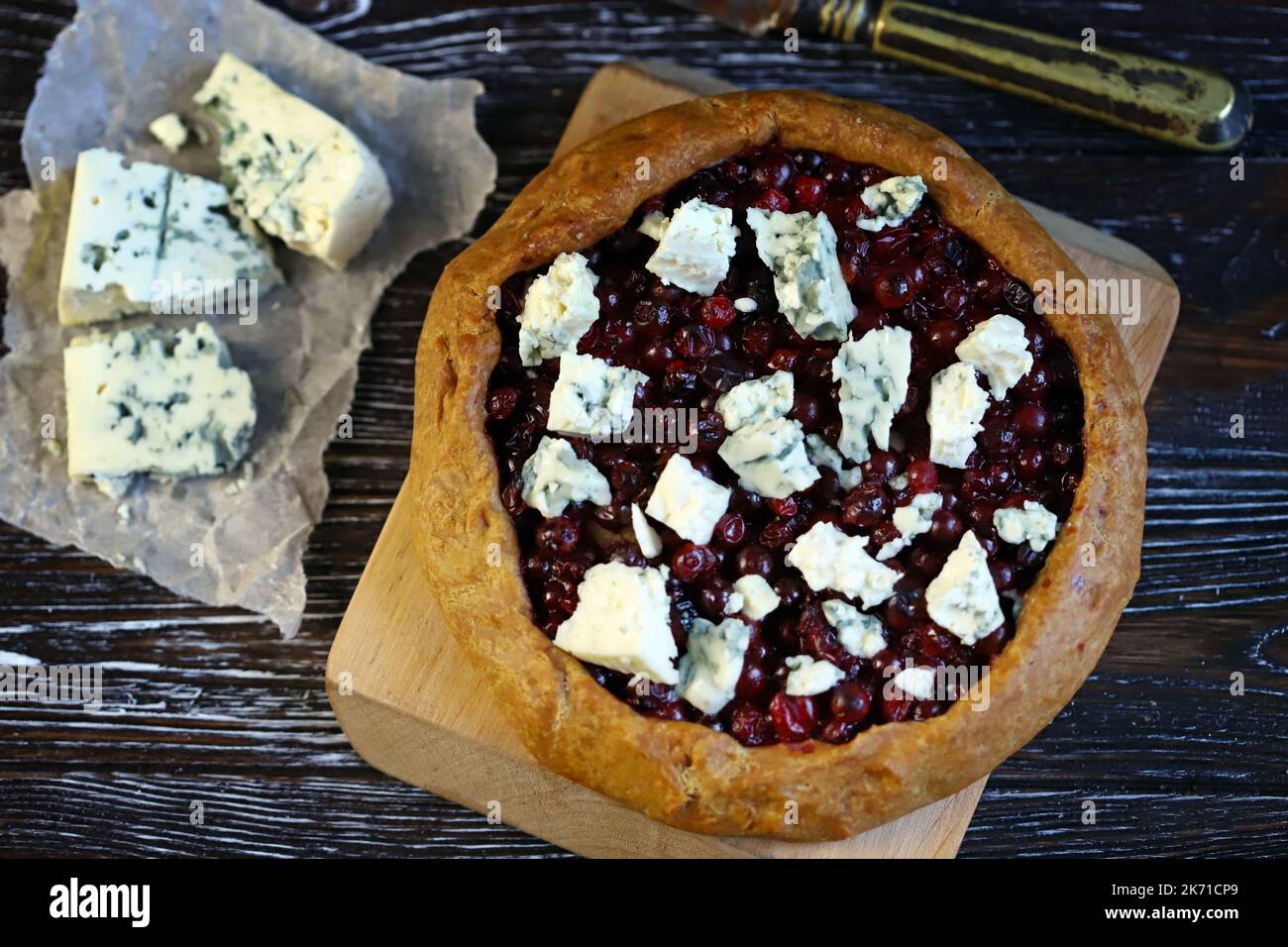 Hausgemachte Galette mit Preiselbeeren und Blauschimmelkäse. Stockfoto