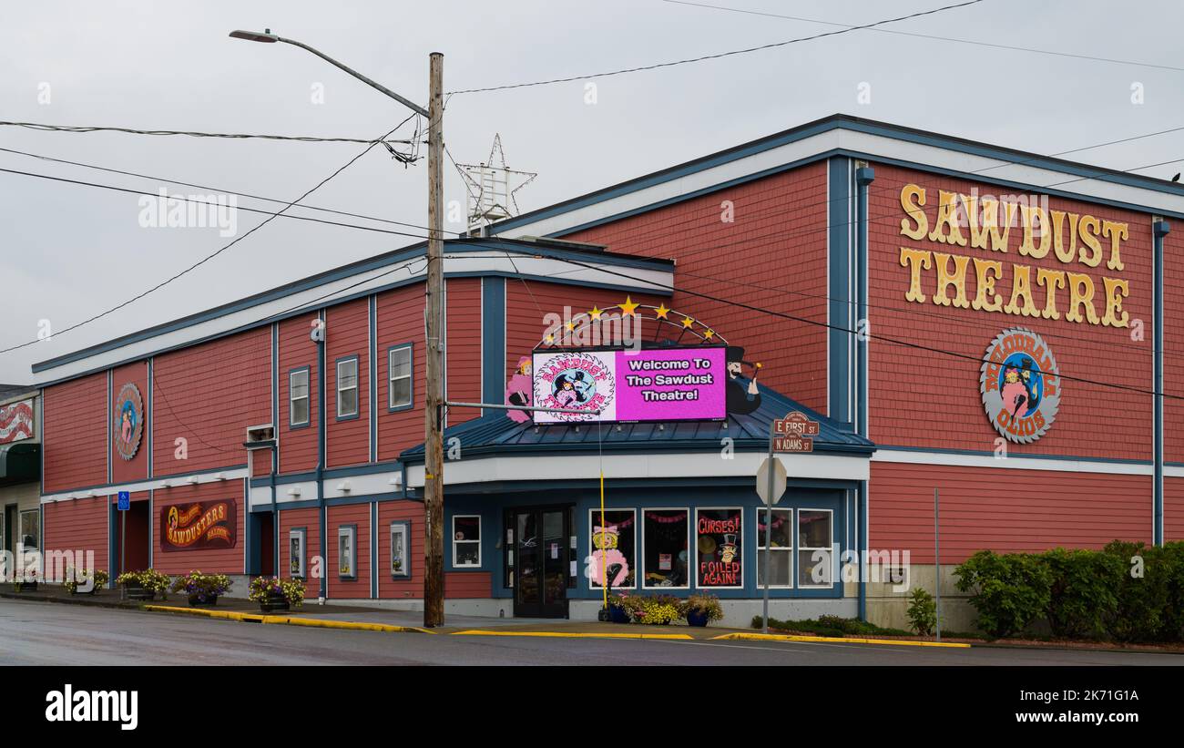 Coquille, OR, USA 18. September 2022; Fassade und Leuchtschild des