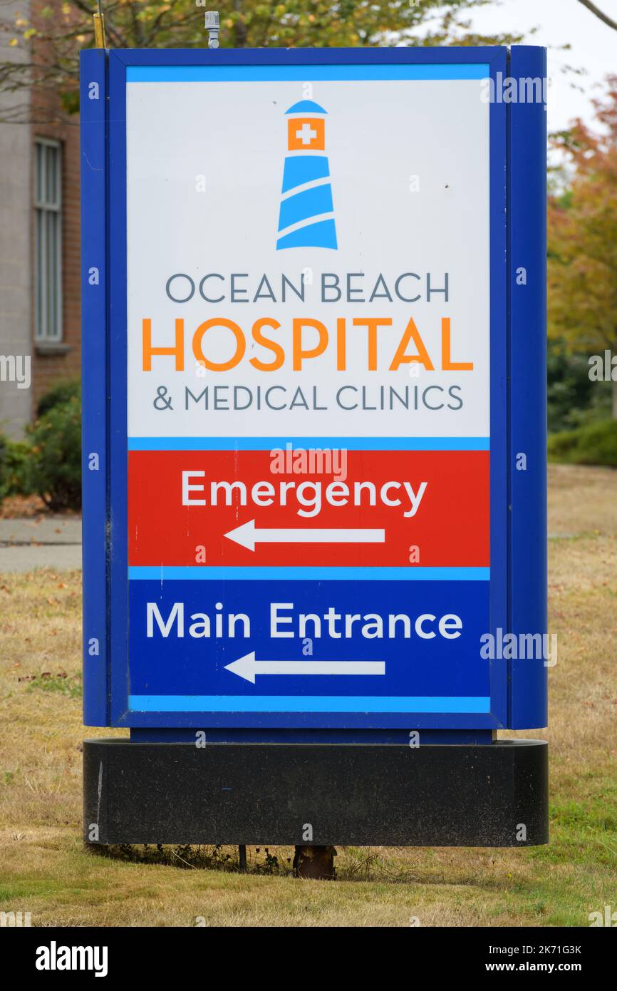 Ilwaco, WA, USA - 21. September 2022; Verikalschild für Ocean Beach Hospital und Medical Clinics mit Wegbeschreibung Stockfoto