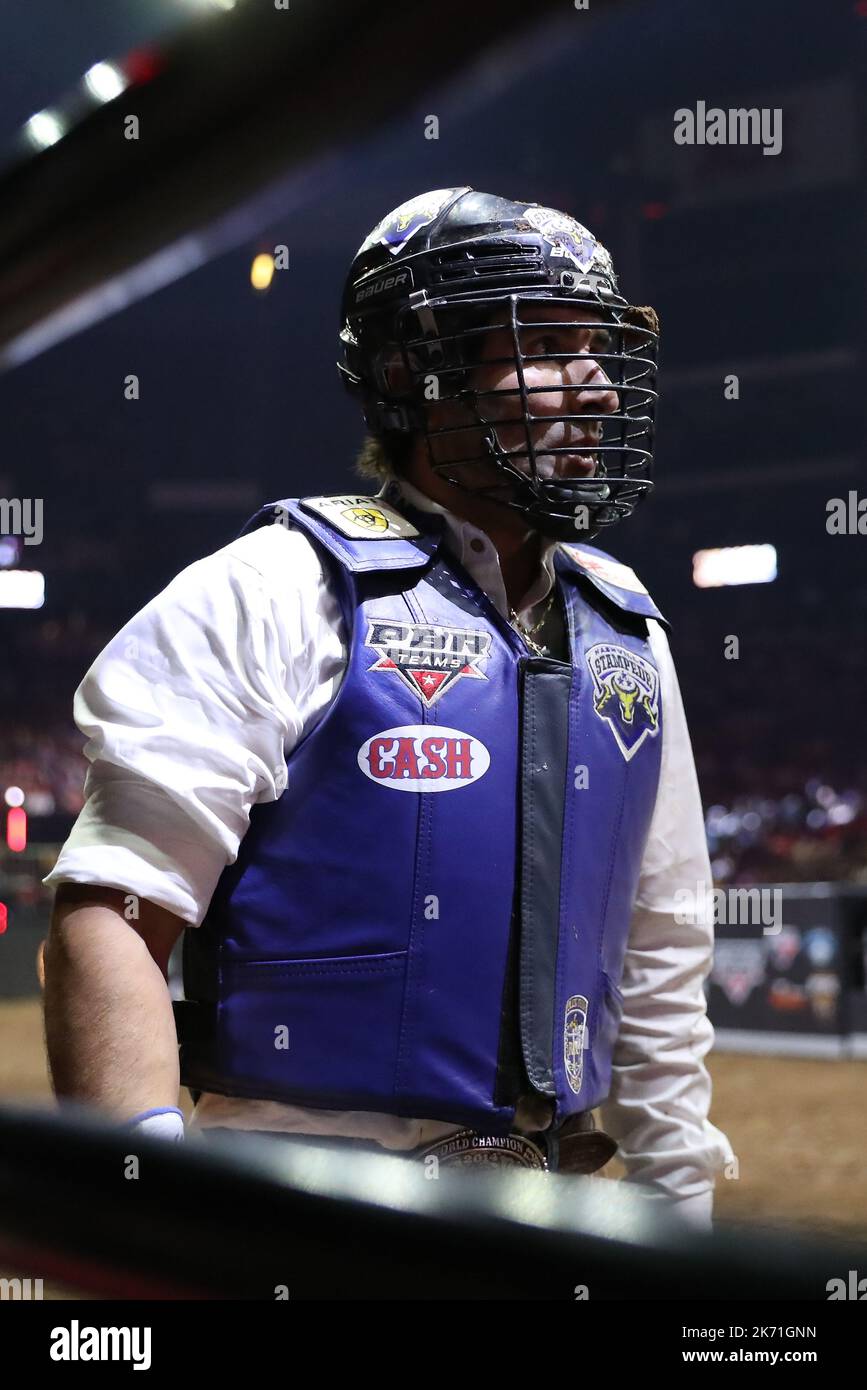 GLENDALE, AZ - 15. OKTOBER: Fahrer Silvano Alves von der Nashville Stampede nach seiner Fahrt auf dem Bullen 4B Special während der PBR Ridge Rider Days in der Desert Diamond Arena am 15. Oktober 2022 in Glendale, AZ, USA.(Foto von Alejandro Salazar/PxImages) Kredit: Px Images/Alamy Live News Stockfoto