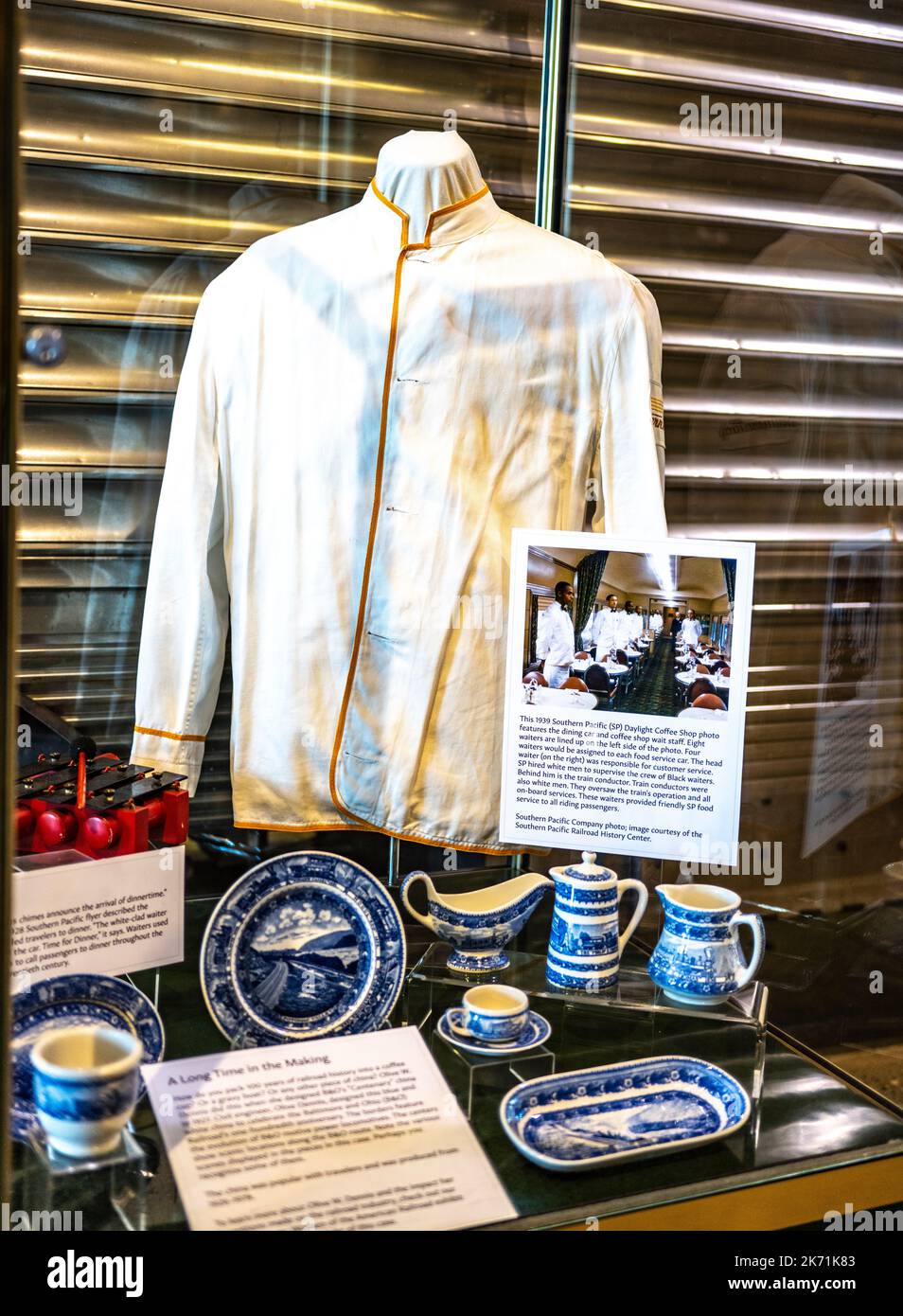 Kellneruniform, Glockenspiel, blaues und weißes porzellan, das von der Southern Pacific Railroad im Daylight Coffee Shop und im Speisewagen verwendet wird Stockfoto