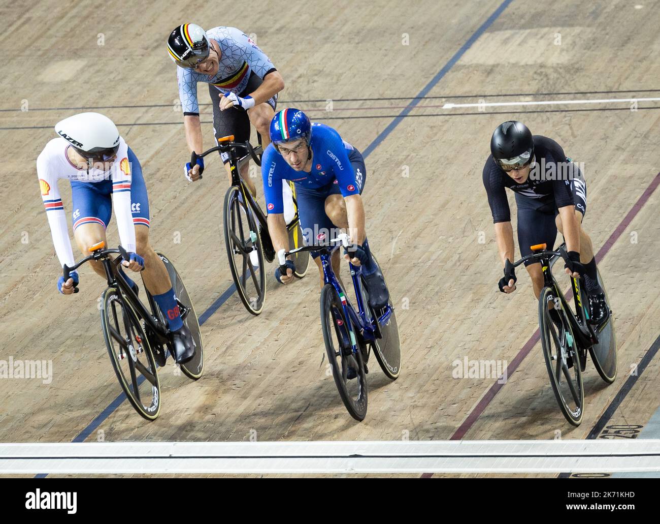 Der Belgier Jules Hesters überquert die Ziellinie des Eliminierungsrennens der Männer am fünften Tag der UCI-Bahn-Weltmeisterschaft im Velodrom Saint-Quentin-en-Yvelodrome in Montigny-le-Bretonneux, Frankreich, am Sonntag, den 16. Oktober 2022. Die Weltmeisterschaften finden vom 12. Bis 16. Oktober 2022 statt. BELGA FOTO BENOIT DOPPAGNE Stockfoto