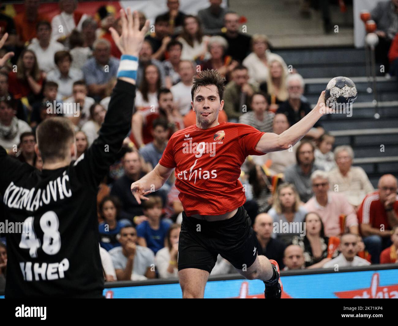 Dieses Handout-Bild zeigt die belgische Serras Kobe im Bild während des Spiels The Red Wolves, der belgischen Männer-Handballmannschaft gegen Kroatien, einem Qualifikationsspiel für die Handball-Euro 2024, in Hasselt, Sonntag, 16. Oktober 2022. BELGA FOTO-HANDOUT ALAIN DECAMPS Stockfoto