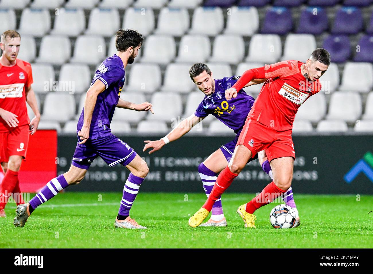 Herve Matthys von Beerschot und Suer von Dender Barbaros Cukur Tiago im Einsatz während eines Fußballspiels zwischen Beerschot AC und Dender EH, Sonntag, 16. Oktober 2022 in Antwerpen, am 9. Tag der ersten Division der belgischen Meisterschaft 2022-2023 in der 'Challenger Pro League'. BELGA FOTO TOM GOYVAERTS Stockfoto