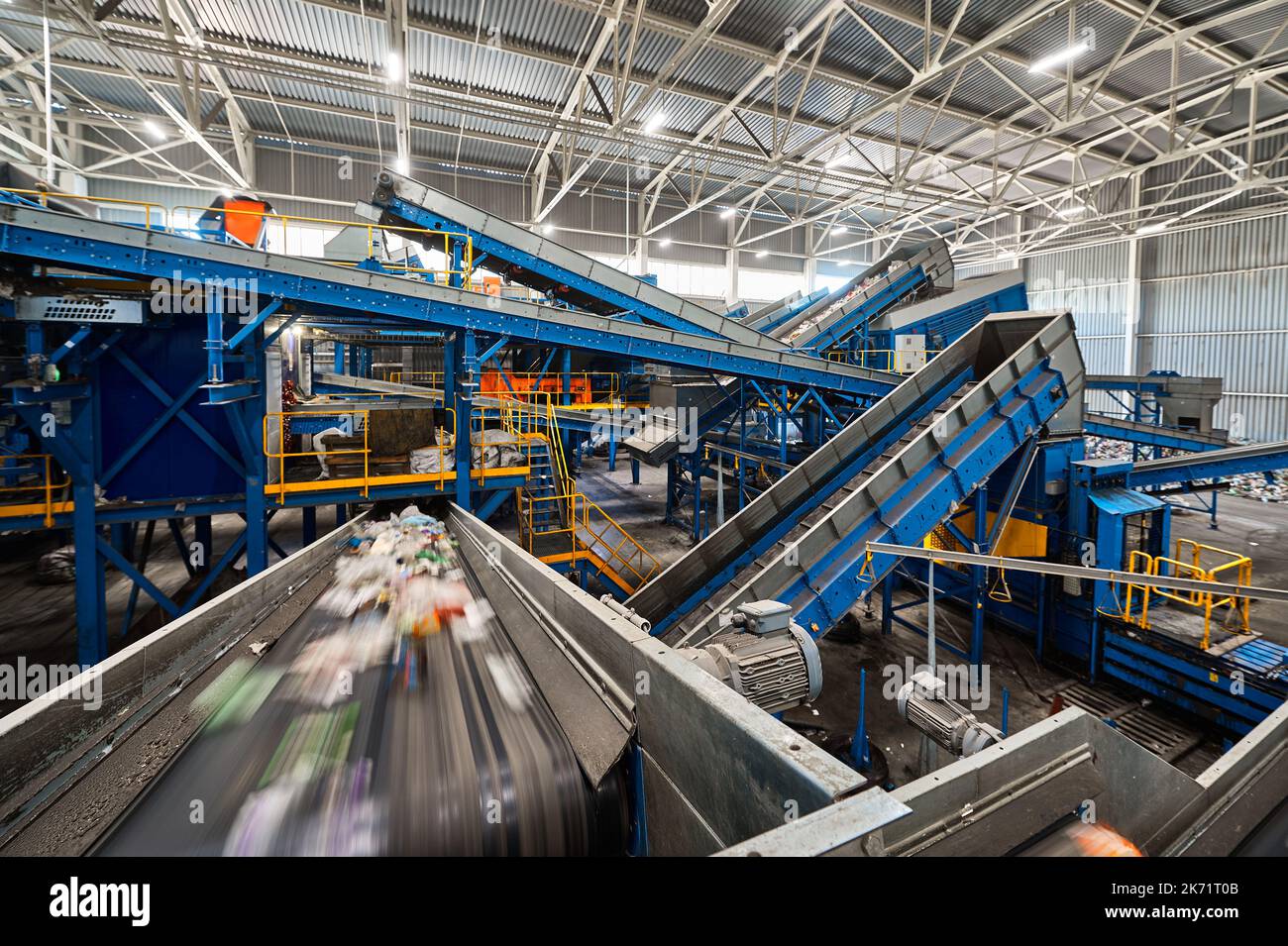 Das Förderband transportiert Abfallteile in der Recyclingwerkstätte Stockfoto