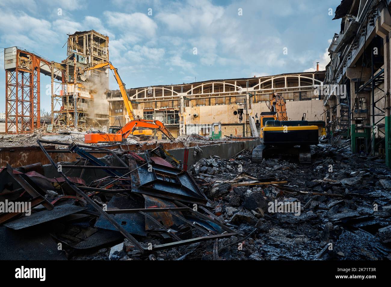 Abriss eines verlassenen Industriegebäudes durch Bagger Stockfoto