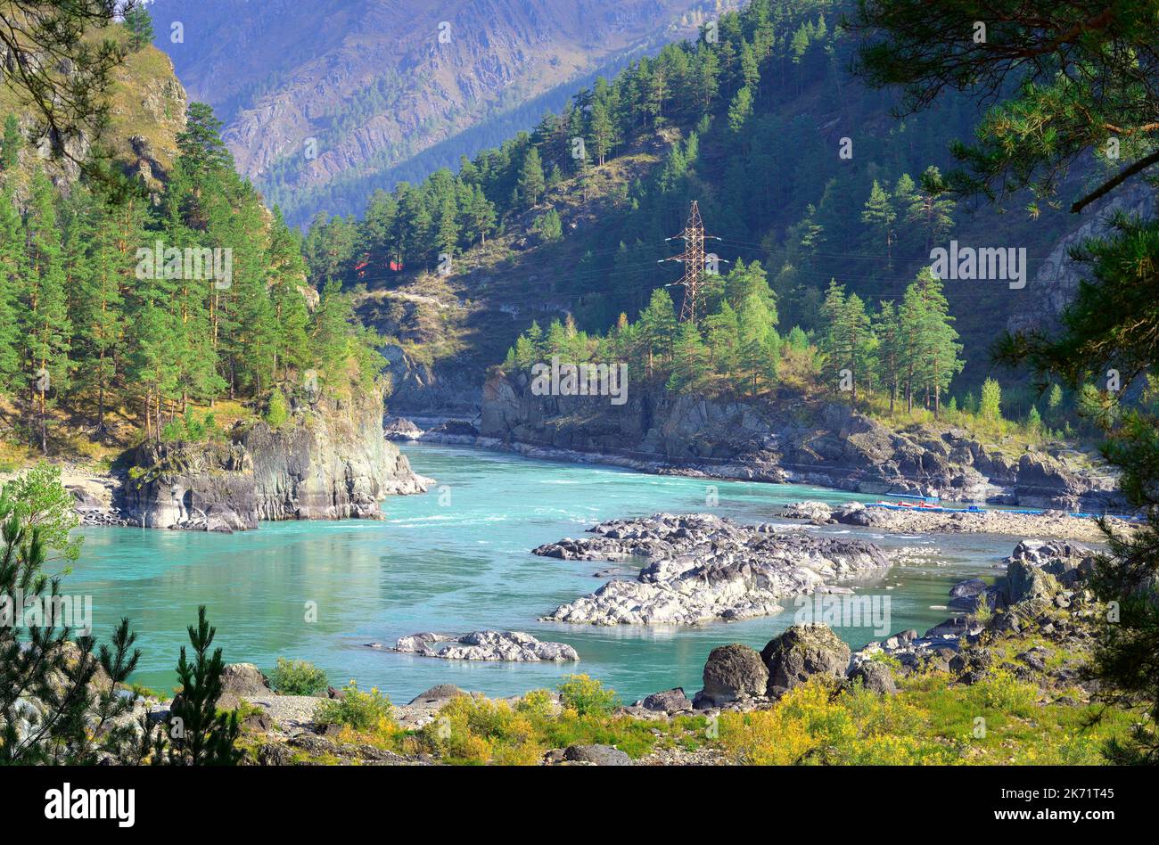 Katun-Tal im Altai-Gebirge. Ein Gebirgsfluss mit smaragdgrünem Wasser zwischen felsigen Ufern. Altai-Republik, Sibirien, Russland, 2022 Stockfoto