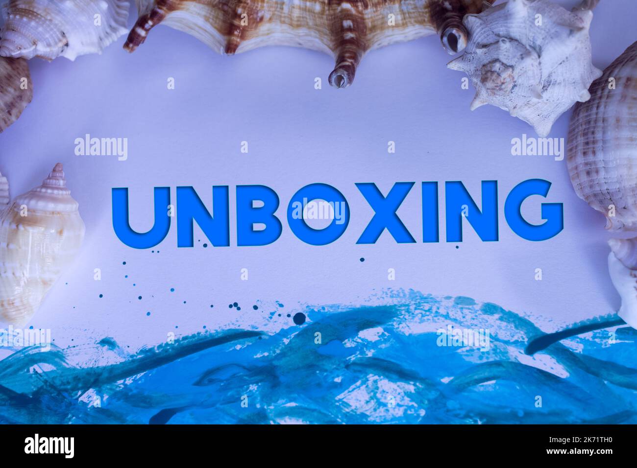 Animal Shell, Sommerurlaub, Meereshintergrund mit Unboxing Text. Stockfoto