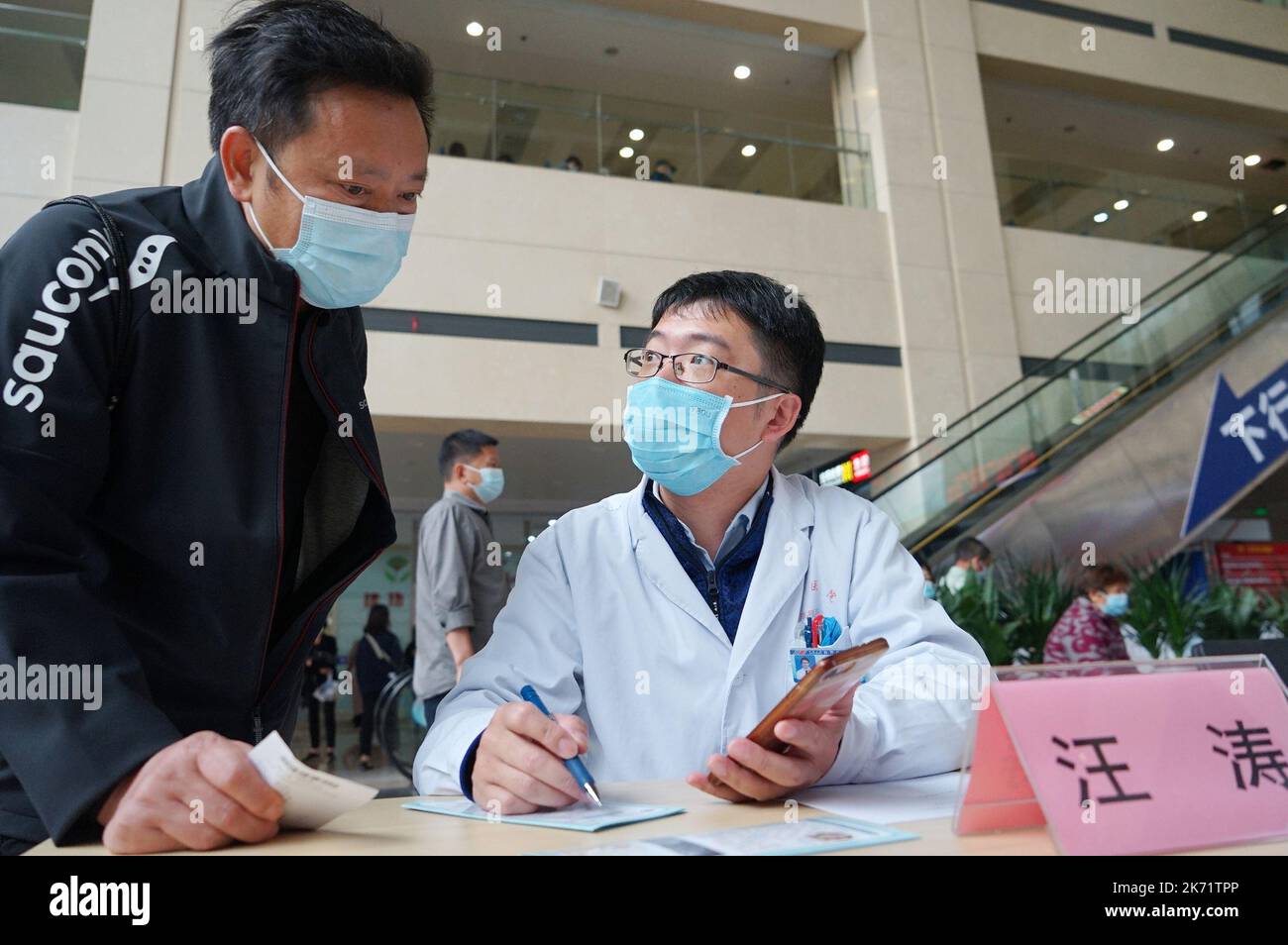 JIAXING, CHINA - 17. OKTOBER 2022 - Schmerzspezialisten aus großen Krankenhäusern bieten kostenlose Beratungsdienste für Bürger im ersten Krankenhaus von Jiax an Stockfoto