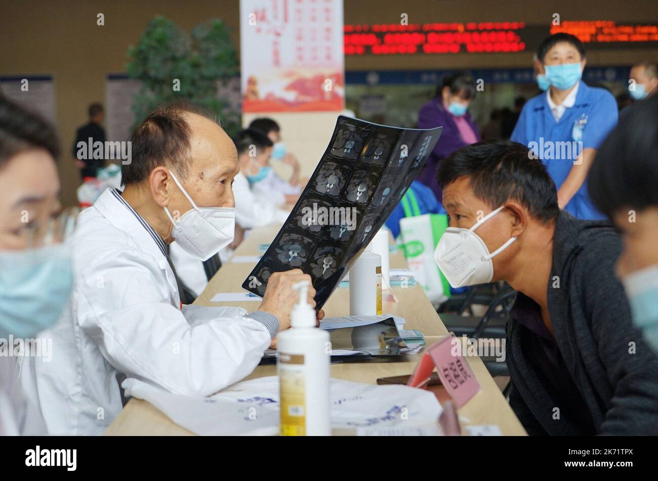 JIAXING, CHINA - 17. OKTOBER 2022 - Schmerzspezialisten aus großen Krankenhäusern bieten kostenlose Beratungsdienste für Bürger im ersten Krankenhaus von Jiax an Stockfoto