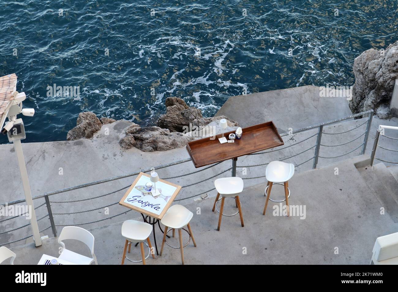 Praiano - Tavolini panoramici del Ristorante Il Pirata a Marina di Praia Stockfoto