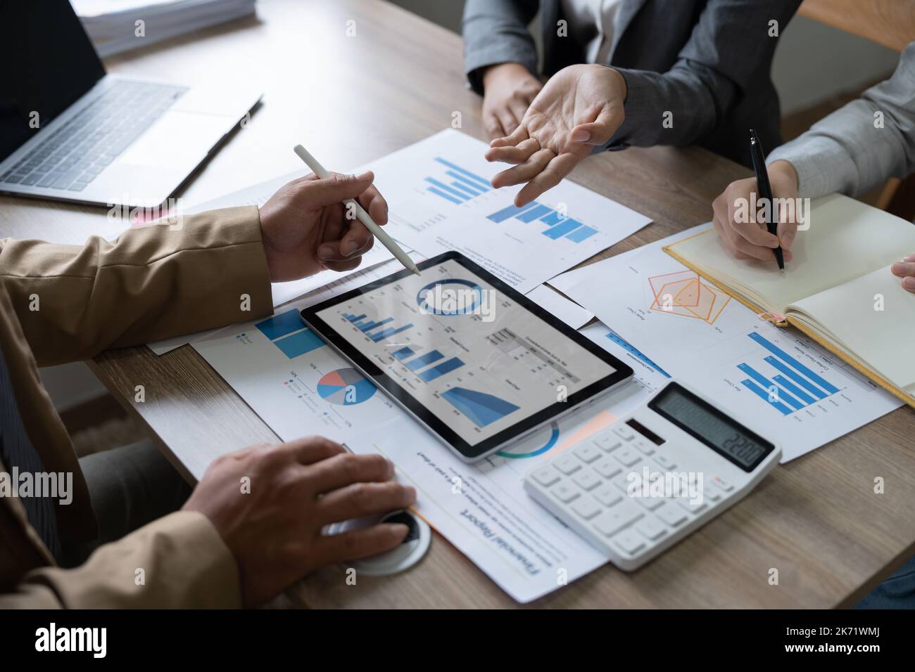 Geschäftsteam Brainstorming-Daten zielen auf finanzielle Ziele auf digitale Tablets und Papierkram Stockfoto