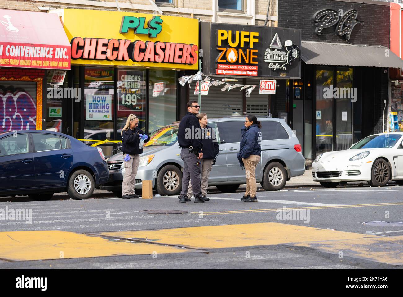 New York City, USA. 16. Oktober 2022. Mitglieder der Crime Scene Unit untersuchen einen Polizeischuss mit Beamten des Bezirks 34., der am 16. Oktober 2022 an der Ecke der Nagle Avenue und der Dykman Street im Stadtteil Washington Heights in Manhattan, New York City, NY, stattfand. (Foto von Steve Sanchez/Sipa USA). Quelle: SIPA USA/Alamy Live News Stockfoto