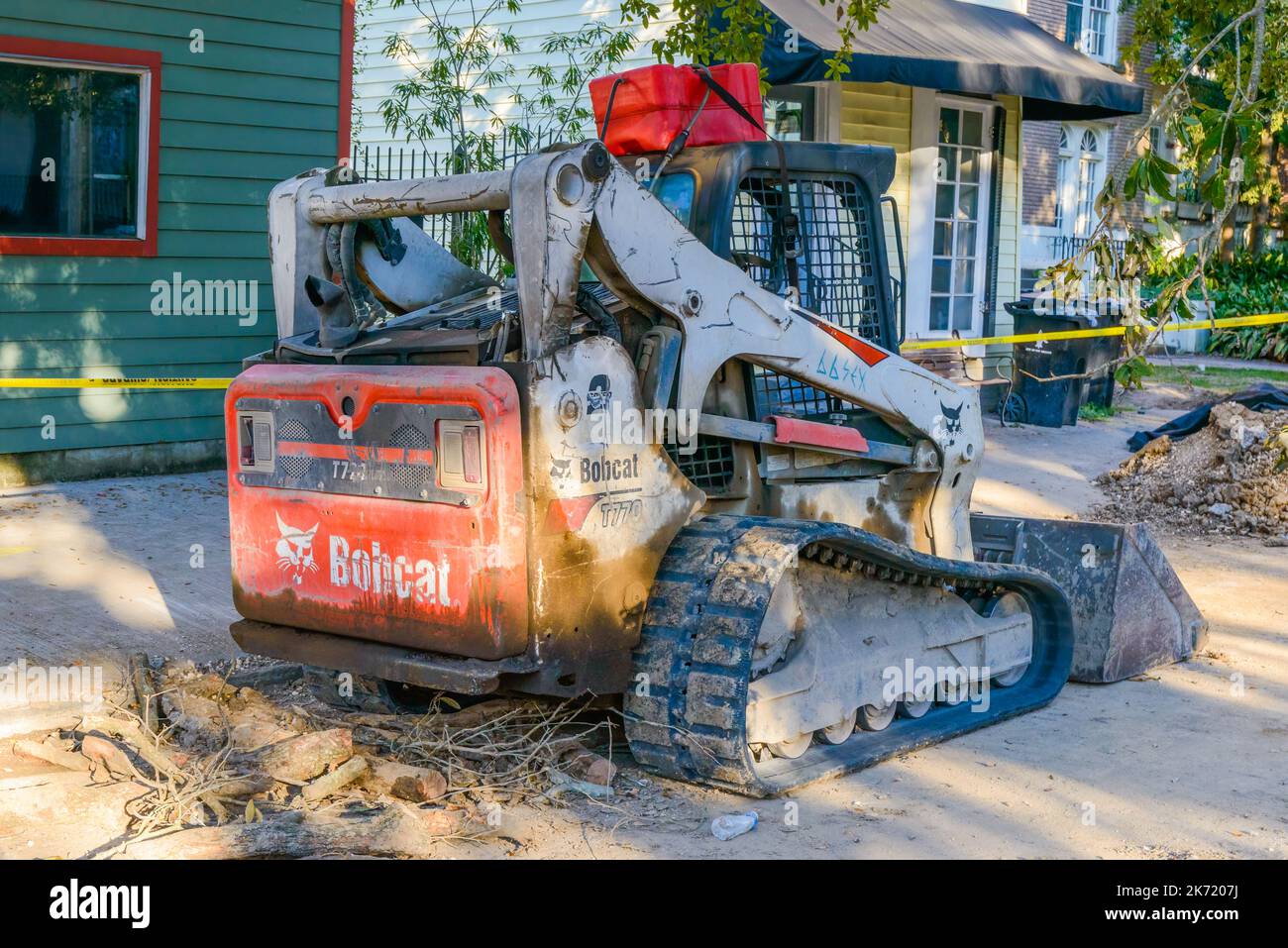 NEW ORLEANS, LA, USA - 13. OKTOBER 2022: Bobcat Frontlader beim Straßenreparaturprojekt in St.. Charles Avenue Stockfoto