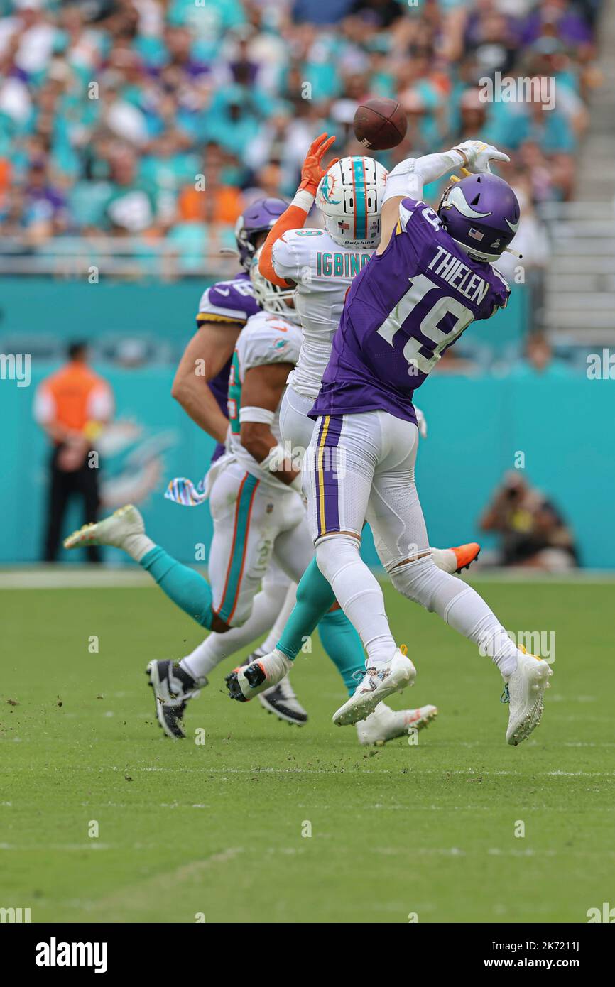 Sonntag, 16. Oktober 2022; Miami Gardens, FL USA; Miami Dolphins fullback Alec Ingold (30) schlägt den für Minnesota Vikings vorgesehenen Pass ab Stockfoto