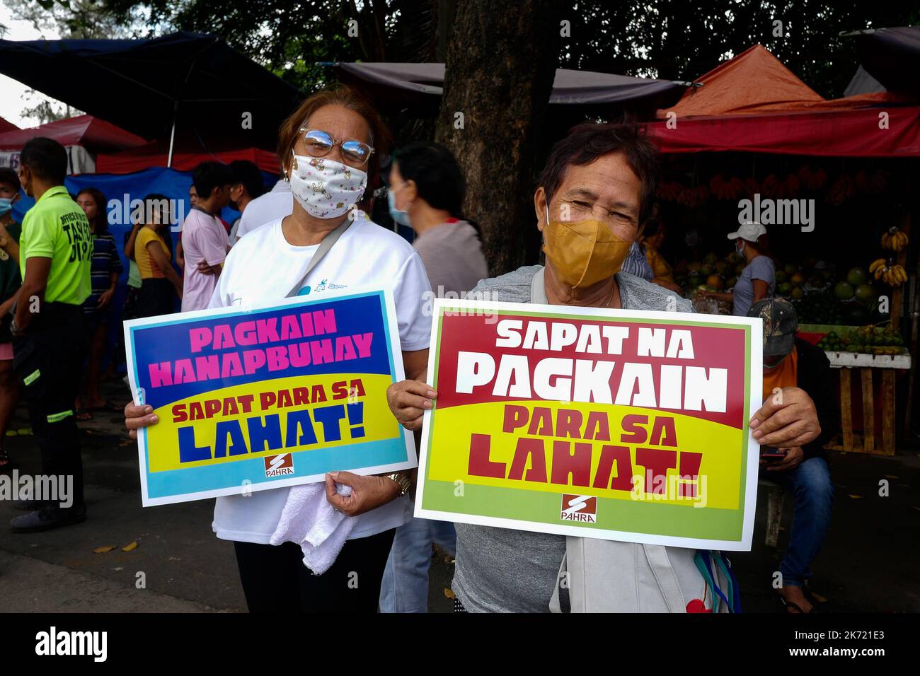 Quezon City, NCR, Philippinen. 16. Oktober 2022. Die Klimademonstranten am Long Quezon City Circle des Landwirtschaftsministeriums anlässlich des Welternährungstages. Wo die Demonstranten, die leere Töpfe und Pfannen trugen, und die peopleÃ¢â‚¬â„¢fordern, dass die Regierung Marcos die Nahrungsmittelkrise angehen sollte. Mehr als 800 werden vor dem Landwirtschaftsministerium (da) gegen den Anstieg der Lebensmittelpreise im Land protestieren und Präsident Marcos, der auch Landwirtschaftsminister ist, auffordern, angesichts der Klima- und Ernährungskrisen peoplesÃ¢â‚¬â„¢ Recht auf Nahrung zu priorisieren. Die steigenden Preise für Grundwaren Stockfoto