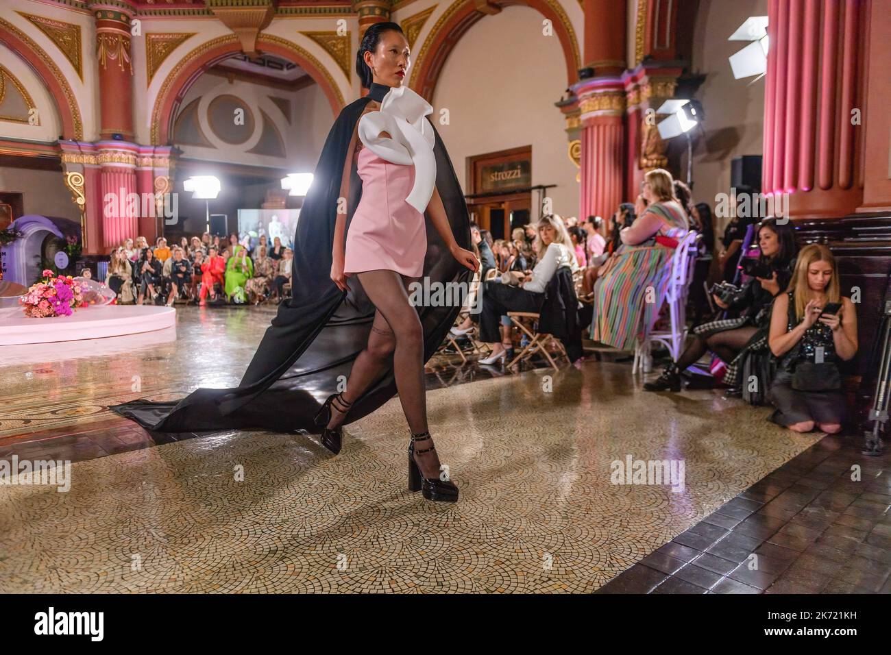 Melbourne, Australien. 16. Oktober 2022. Ein Model im Outfit der Designerin Mariam Seddiq geht während der nächtlichen Rollbahn der Melbourne Fashion Week auf die Piste. Am Sonntag wurde die Nachtpiste der Melbourne Fashion Week mit einem glamourösen Setting unter der beeindruckenden, großartigen Kuppel von 333 Collins geschlossen. Die Granitsäulen, dekorativen Bögen und kunstvollen schmiedeeisernen Elemente waren die Kulisse für ein Showcase der australischen High-End-Mode, Melbourne Australia. (Foto von Michael Currie/SOPA Images/Sipa USA) Quelle: SIPA USA/Alamy Live News Stockfoto