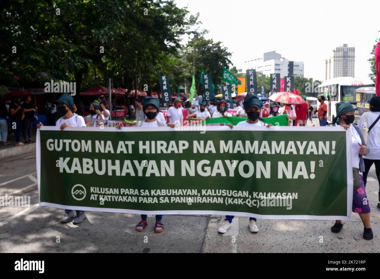 Quezon City, NCR, Philippinen. 16. Oktober 2022. Die Klimademonstranten am Long Quezon City Circle des Landwirtschaftsministeriums anlässlich des Welternährungstages. Wo die Demonstranten, die leere Töpfe und Pfannen trugen, und die peopleÃ¢â‚¬â„¢fordern, dass die Regierung Marcos die Nahrungsmittelkrise angehen sollte. Mehr als 800 werden vor dem Landwirtschaftsministerium (da) gegen den Anstieg der Lebensmittelpreise im Land protestieren und Präsident Marcos, der auch Landwirtschaftsminister ist, auffordern, angesichts der Klima- und Ernährungskrisen peoplesÃ¢â‚¬â„¢ Recht auf Nahrung zu priorisieren. Die steigenden Preise für Grundwaren Stockfoto