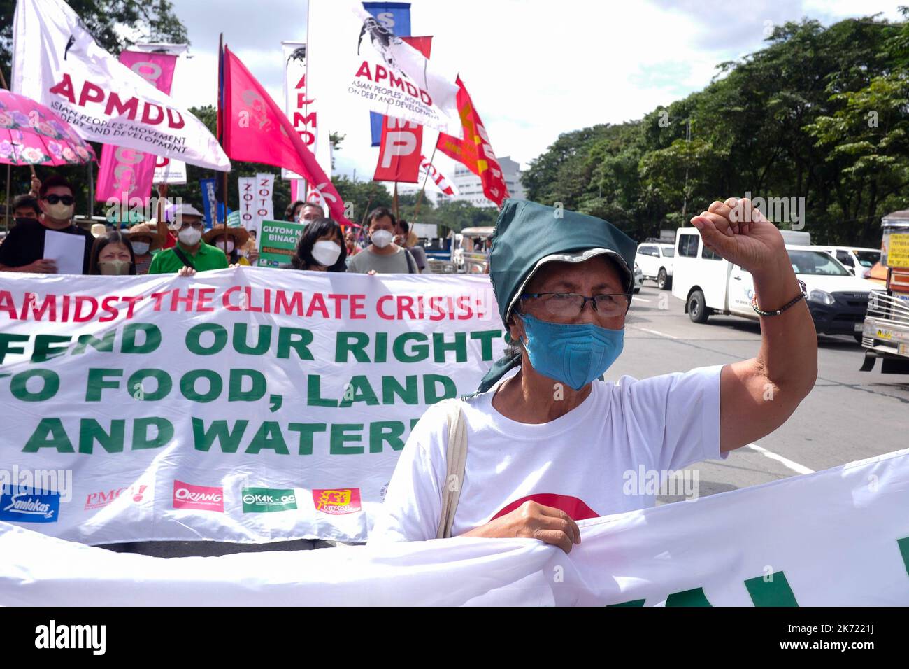 Quezon City, NCR, Philippinen. 16. Oktober 2022. Die Klimademonstranten am Long Quezon City Circle des Landwirtschaftsministeriums anlässlich des Welternährungstages. Wo die Demonstranten, die leere Töpfe und Pfannen trugen, und die peopleÃ¢â‚¬â„¢fordern, dass die Regierung Marcos die Nahrungsmittelkrise angehen sollte. Mehr als 800 werden vor dem Landwirtschaftsministerium (da) gegen den Anstieg der Lebensmittelpreise im Land protestieren und Präsident Marcos, der auch Landwirtschaftsminister ist, auffordern, angesichts der Klima- und Ernährungskrisen peoplesÃ¢â‚¬â„¢ Recht auf Nahrung zu priorisieren. Die steigenden Preise für Grundwaren Stockfoto