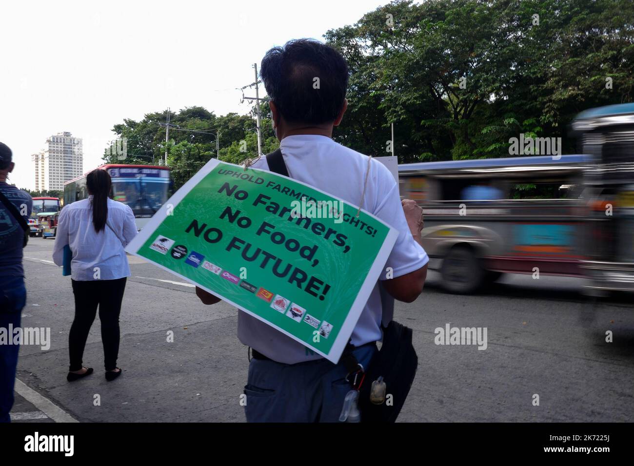 Quezon City, NCR, Philippinen. 16. Oktober 2022. Die Klimademonstranten am Long Quezon City Circle des Landwirtschaftsministeriums anlässlich des Welternährungstages. Wo die Demonstranten, die leere Töpfe und Pfannen trugen, und die people’fordern, dass die Regierung Marcos die Nahrungsmittelkrise angehen sollte. Mehr als 800 werden vor dem Landwirtschaftsministerium (da) gegen den Anstieg der Lebensmittelpreise im Land protestieren und Präsident Marcos, der auch Landwirtschaftsminister ist, auffordern, angesichts der Klima- und Ernährungskrisen peoples’ Recht auf Nahrung zu priorisieren. Die steigenden Preise für Grundwaren Stockfoto