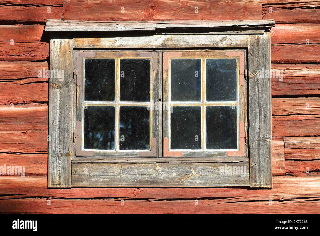Nahaufnahme eines Schiebefensters in einem alten Holzbauernhaus aus dem Jahr 1770s. Stockfoto
