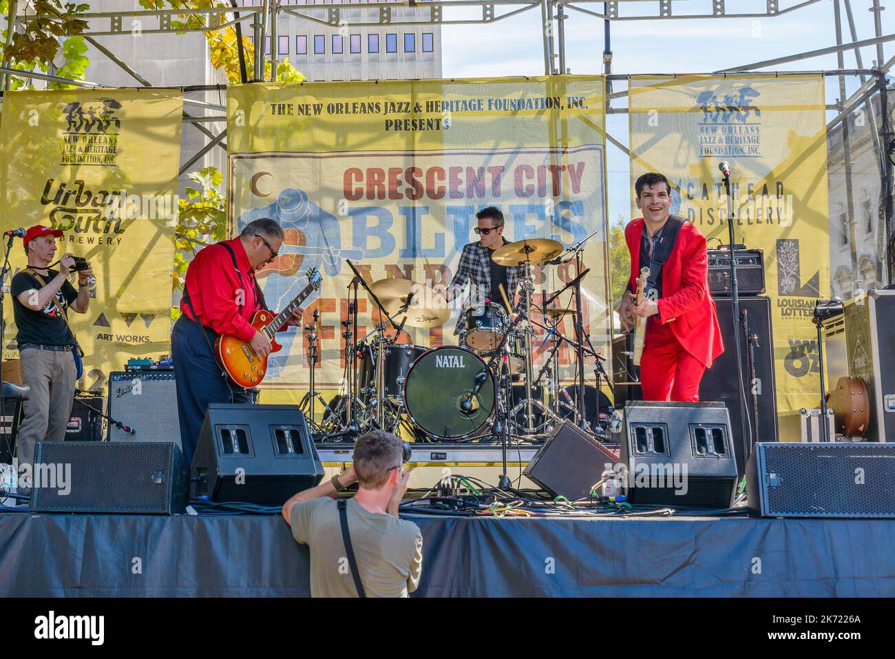 NEW ORLEANS, LA, USA - 15. OKTOBER 2022: Die Wolfe Johns Blues Band tritt beim Crescent City Blues and BBQ Festival auf Stockfoto